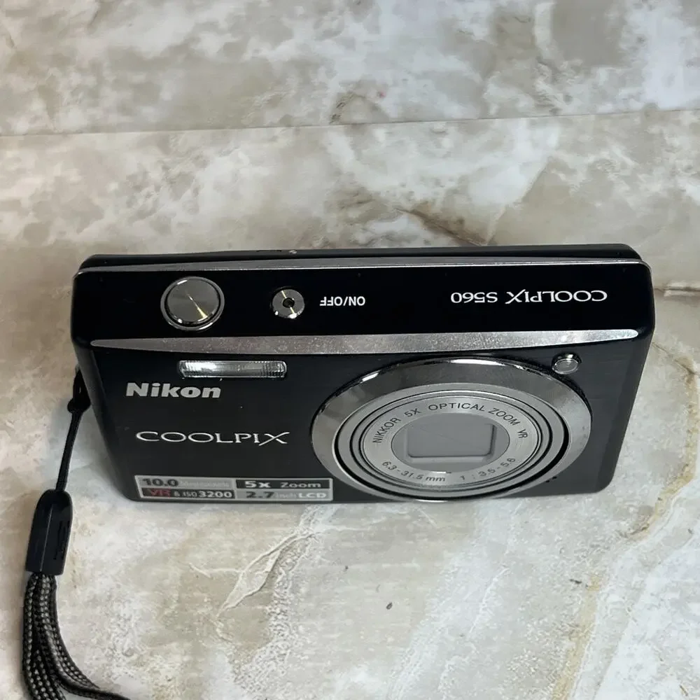 Nikon COOLPIX S560 Digital Camera Black FOR PARTS or REPAIR - NO POWER